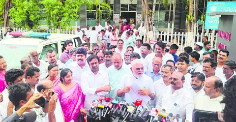  సీఎంకు చెంచాలుగా ఐపీఎస్‌లు 