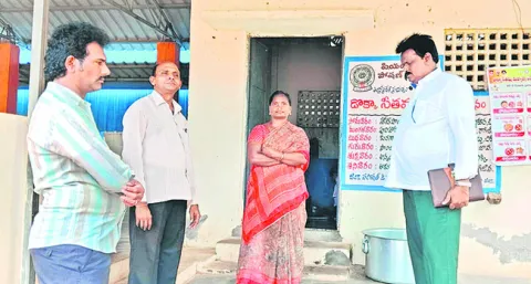 భోజనంలో నాణ్యత లోపిస్తే కఠిన చర్యలు 
