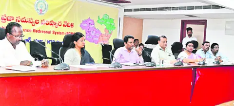 ప్రభుత్వ హాస్టళ్ల నిర్వహణపై కలెక్టర్‌ సమీక్ష 