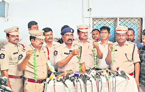 గంజాయి చాక్లెట్లు స్వాధీనం 