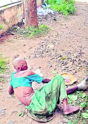 అమ్మ రోడ్డున పడింది! 