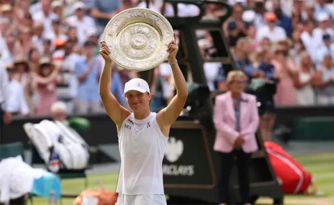 Swiatek wins title after crushing 6-0, 6-0 defeat of Anisimova3