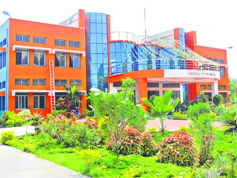ఫిరాయింపుదారులకే పగ్గాలు 