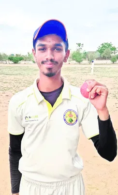 బంతితో తిప్పేసిన ముఖితుద్దీన్‌ 
