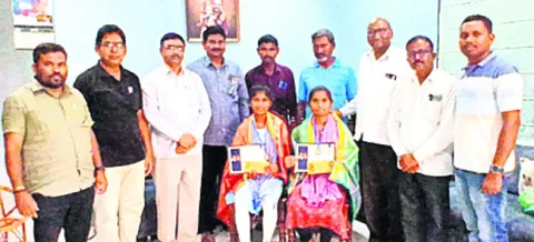 పూలే దంపతుల స్ఫూర్తితో రాణించాలి