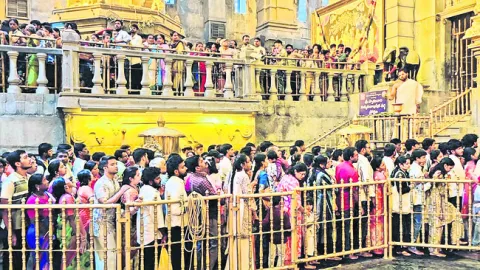 యాదగిరిగుట్టకు తరలివచ్చిన భక్తులు 