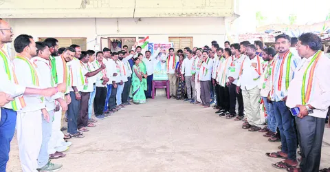 సీఎం చిత్రపటానికి క్షీరాభిషేకం