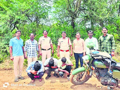 గంజాయితో ముగ్గురి యువకుల అరెస్టు 