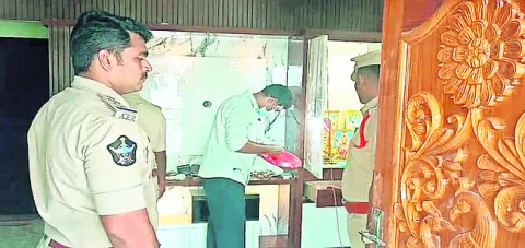 కుమార్తె పెళ్లికి తెచ్చిన బంగారు ఆభరణాలు చోరీ