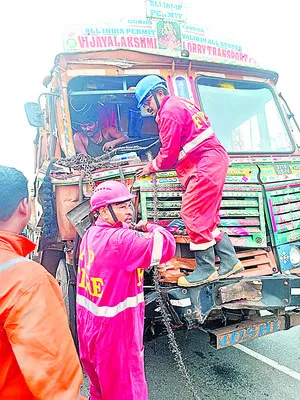 ఆగి ఉన్న లారీని ఢీకొన్న వేరొక లారీ 