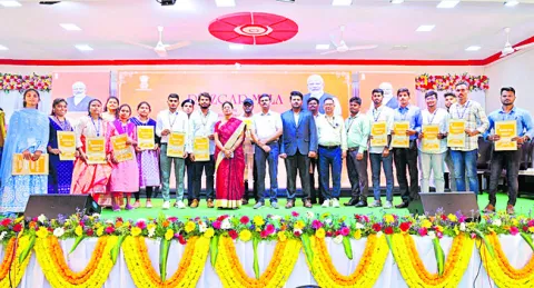 ఉద్యోగ నియామక పత్రాల అందజేత 