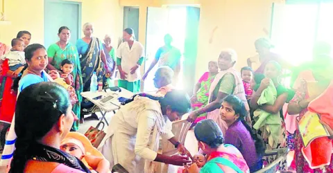 వైద్యుడు లేకపోవడంపై గ్రామస్తుల నిలదీత 
