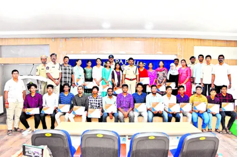 బంగారు భవితకు బాటలు వేసుకోవాలి