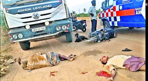 బైకును ఢీకొన్న టిప్పర్‌ 
