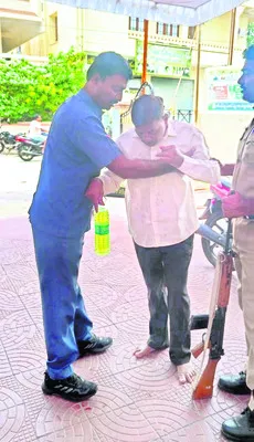 మంత్రి క్యాంపు కార్యాలయంలో వ్యక్తి ఆత్మహత్యాయత్నం
