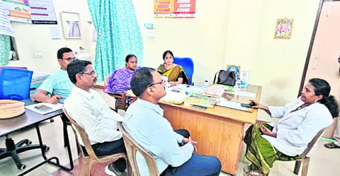 బాలింతల మరణాలపై వైద్యబృందం ఆరా 