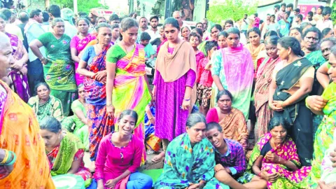 ఆదుకోవాలంటూ  రోడ్డు ప్రమాద బాధితుల ధర్నా 