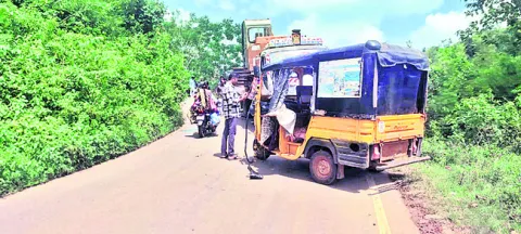ట్రాలీ..ఆటో ఢీ
