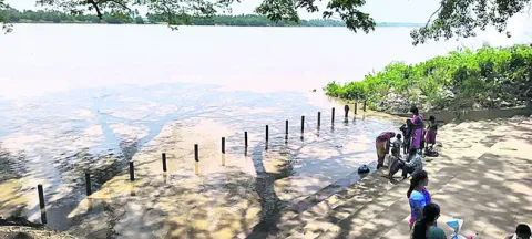 మైనింగ్‌ దెబ్బకు రోడ్లు ఛిద్రం 
