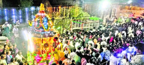 వైభవంగా చెన్నకేశవస్వామి రథోత్సవం