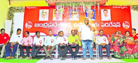 ప్రభుత్వ పాఠశాలలకు 3 లక్షల మంది దూరం 