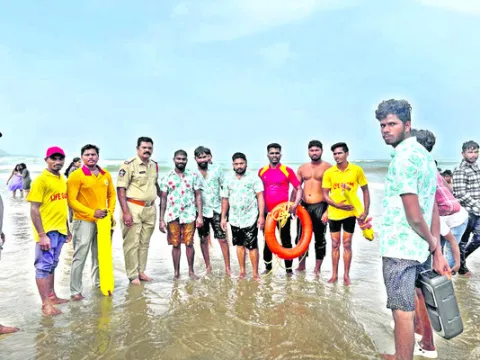 ముగ్గురు యువకులను కాపాడిన లైఫ్‌గార్డ్స్‌ 
