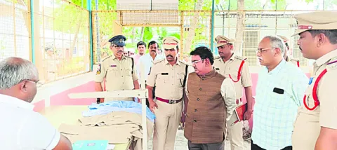 జిల్లా జైలును సందర్శించిన న్యాయమూర్తులు 