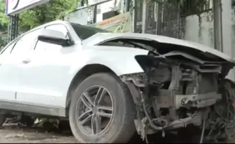 Drunk man Driving car runs over 5 Sleeping on Footpath