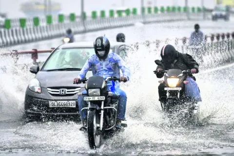 వర్షంలో డ్రైవింగ్‌ జాగ్రత్త!