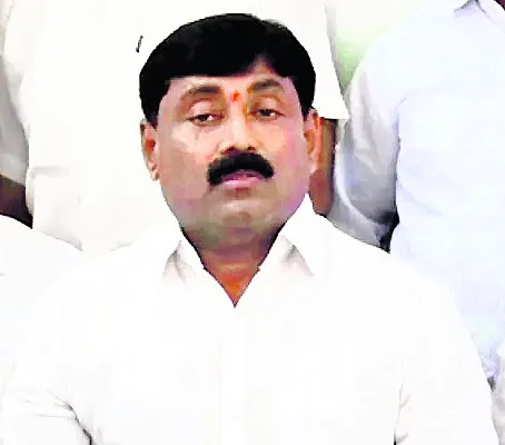 దిగజారి ప్రవర్తిస్తున్నారు.. 
