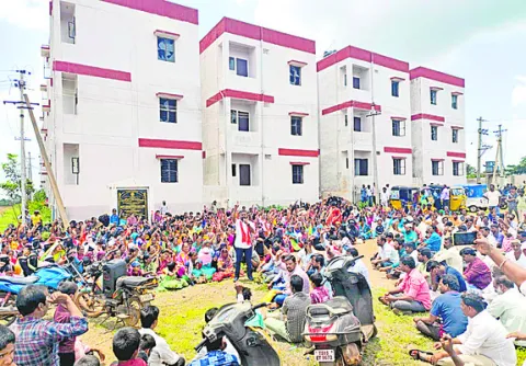 డబుల్‌ బెడ్రూంల తాళాలు ఇవ్వండి 