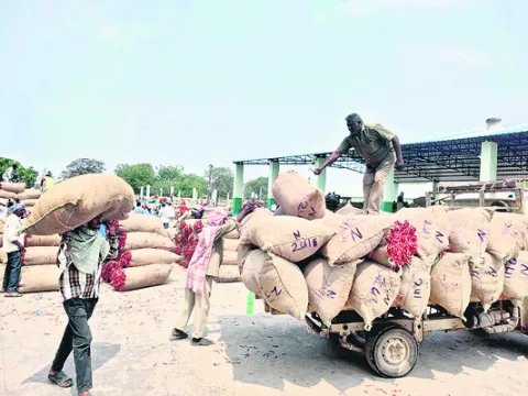 మార్కెట్‌ కార్మికుల చార్జీలు పెంపు