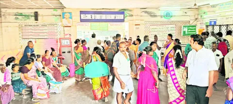 రైలు ప్రయాణికుల పడిగాపులు 