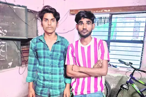 గంజాయి చాక్లెట్లు తరలిస్తున్న వ్యక్తుల అరెస్ట్‌