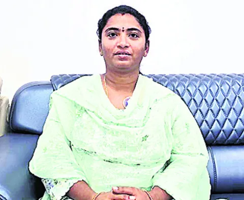 కృష్ణా జెడ్పీ చైర్‌పర్సన్‌ హారికపై పచ్చమూక దాడులు దుర్మ