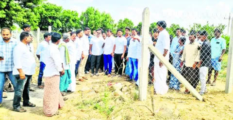 అధికార పార్టీకి తొత్తులుగా మారిన అధికారుల 