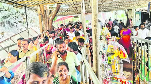 భక్తులతో కిటకిటలాడిన నృసింహుని ఆలయం 