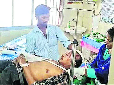 ట్రైన్‌ నుంచి జారిపడి సీఆర్‌పీఎఫ్‌ జవాన్‌కు గాయాలు