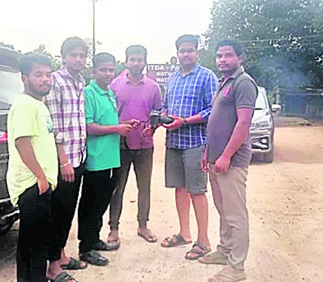 పోగొట్టుకున్న కెమెరా అప్పగింత 