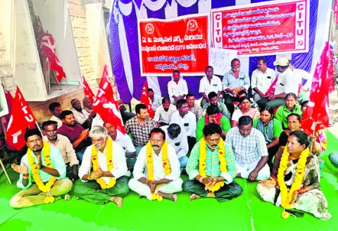 మున్సిపల్‌ వాటర్‌, విద్యుత్‌ సిబ్బంది సమ్మె బాట 