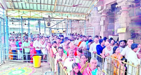 శ్రీగిరి కిటకిట 