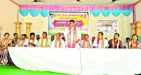 ఆర్యవైశ్యులు అన్ని రంగాల్లో రాణించాలి
