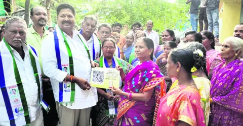 బూటకపు హామీలతో మోసగించారు 