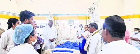 నిమ్స్‌లో గిరిజన బాలికకు మంత్రి పరామర్శ