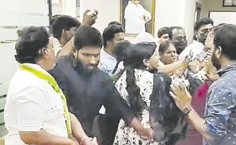 Jagruti Activists Attack Teenmar Mallanna Office: Telangana