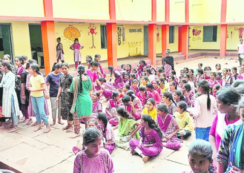 భోజనం బాగోలేదని ఆందోళన