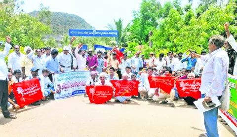 వీధి దీపాల మాదిరిగా బెల్టు దుకాణాలు 