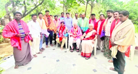 కమ్యూనిస్టులతోనే సమస్యలు పరిష్కారం 