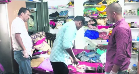 ఆలేరులో ఒకే రోజు మూడు చోరీలు