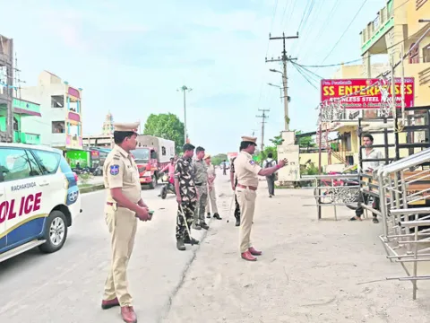 ఆలేరులో పోలీసుల ఫుట్‌ పెట్రోలింగ్‌
